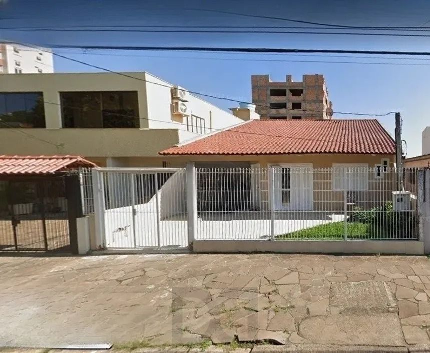 Casa com 3 suítes e pátio amplo no Jardim Itú em Porto Alegre — foto 1