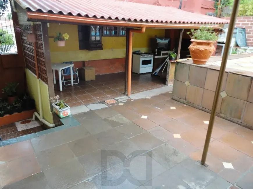 Casa com três dormitórios, suíte, piscina e 3 vagas. — foto 2