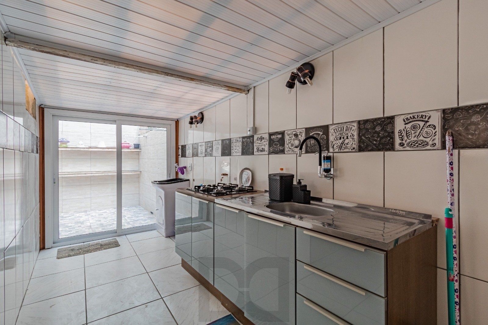 Térreo com pátio Semimobiliado, 2 Dormitórios, Próximo ao Praia de Belas — foto 6