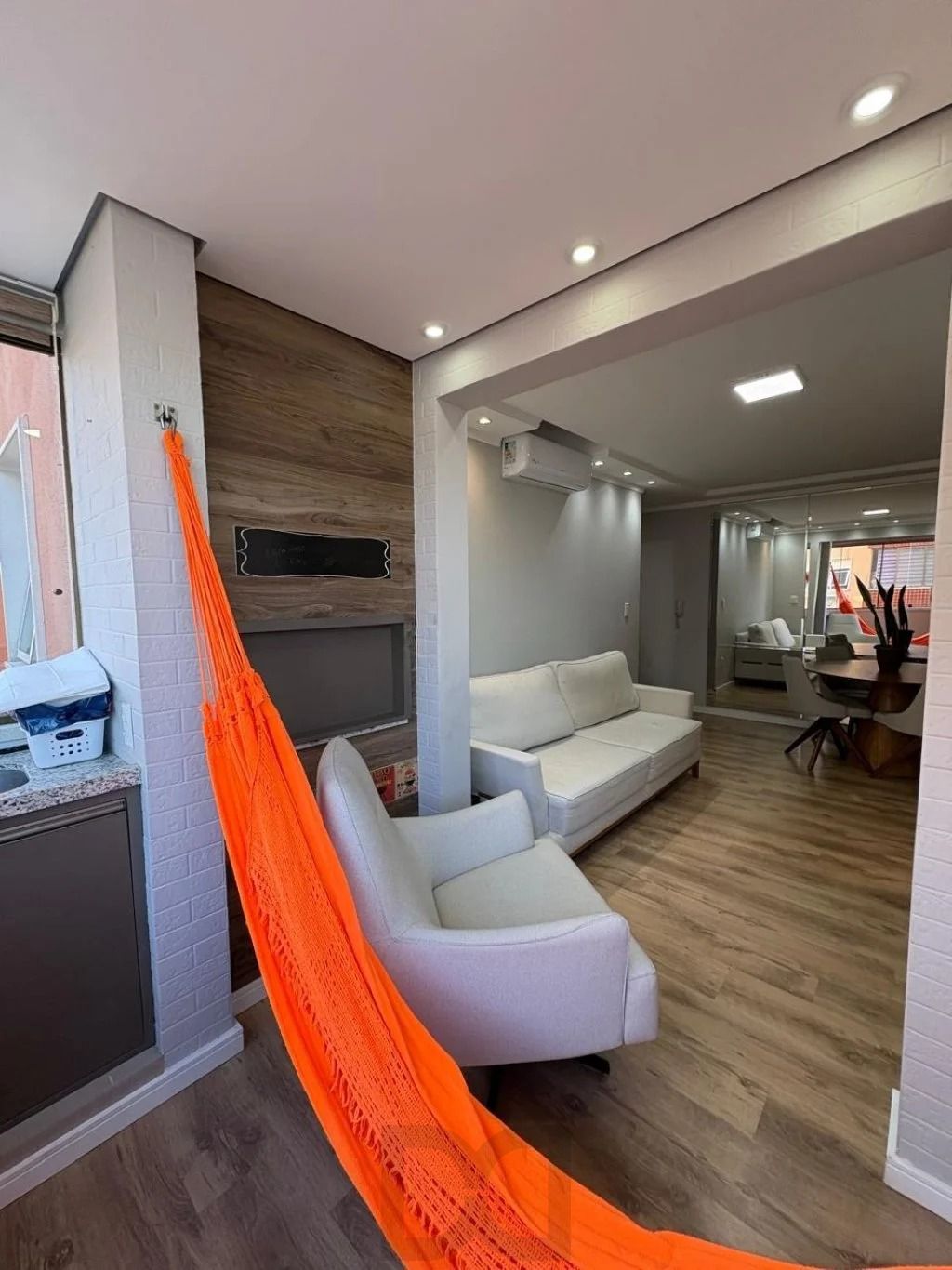 Apartamento com 2 dormitórios, suíte, sacada e churrasqueira. — foto 19