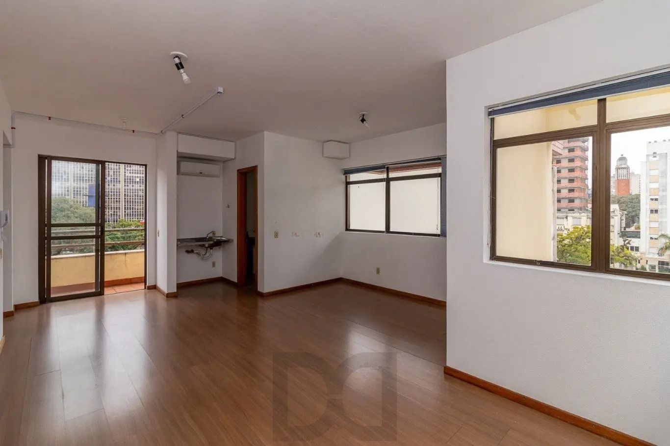 Sala a com 40m² privativos vaga e elevador, na Rua Barão do Gravataí, Menino Deus - Porto Alegre. — foto 1