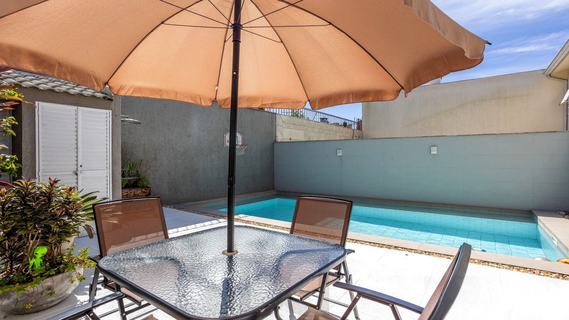 Casa 4 dormitórios com espaço gourmet patio com Piscina no Jardim Lindoia — foto 2