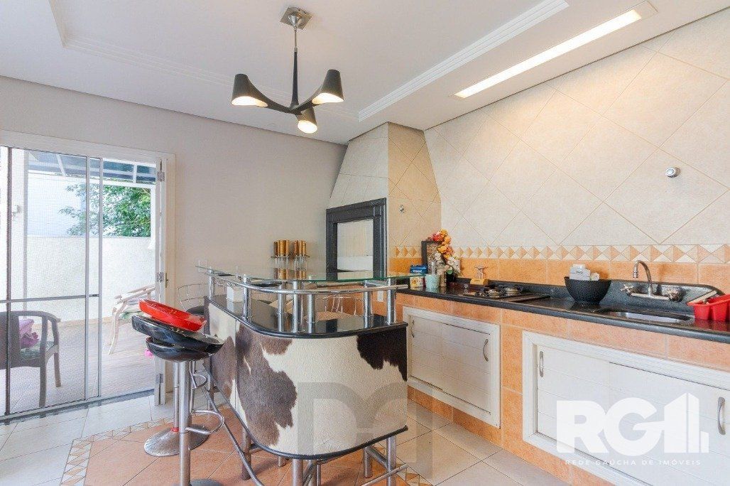 Casa em Condomínio com 3 Suítes, Espaço Gourmet e 5 Vagas de Garagem — foto 2