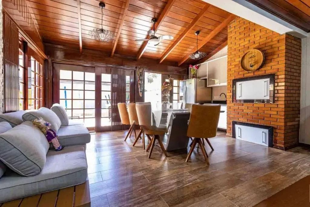 Casa com 4 dormitórios, suíte, piscina e 4 vagas. — foto 9