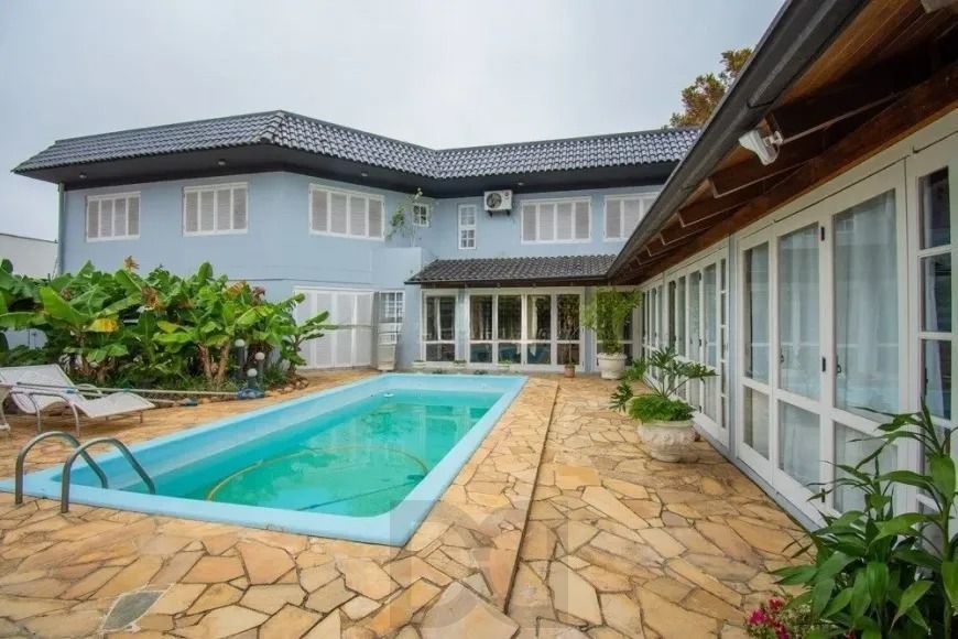 Casa com 3 dormitórios, suíte e amplo pátio com piscina e churrasqueira. — foto 1