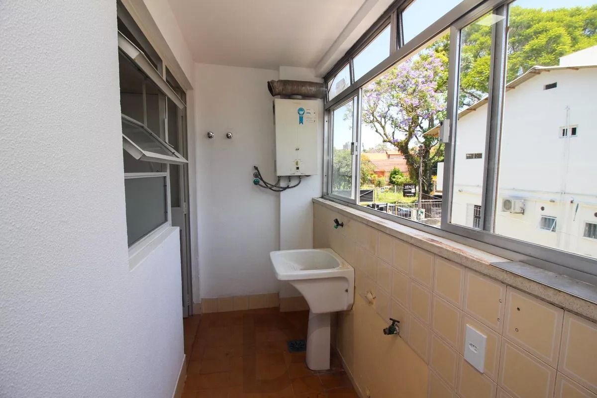 Apartamento com 2 dormitórios, banheiro auxiliar e 2 vagas cobertas. — foto 25
