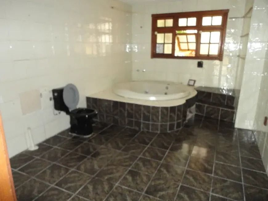 Casa com três dormitórios, suíte, piscina e 3 vagas. — foto 7