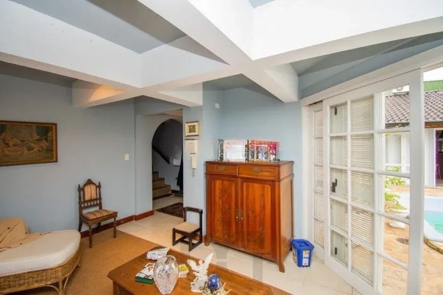 Casa com 3 dormitórios, suíte e amplo pátio com piscina e churrasqueira. — foto 9