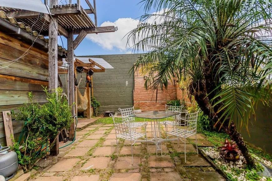 Casa térrea com 3 dormitórios, amplo pátio e 2 vagas de garagem cobertas. — foto 10