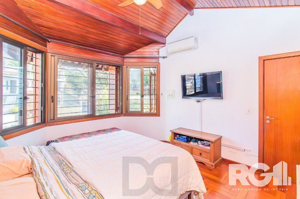 Casa espaçosa com 3 dormitórios, pátio com piscina e 4 vagas — foto 14