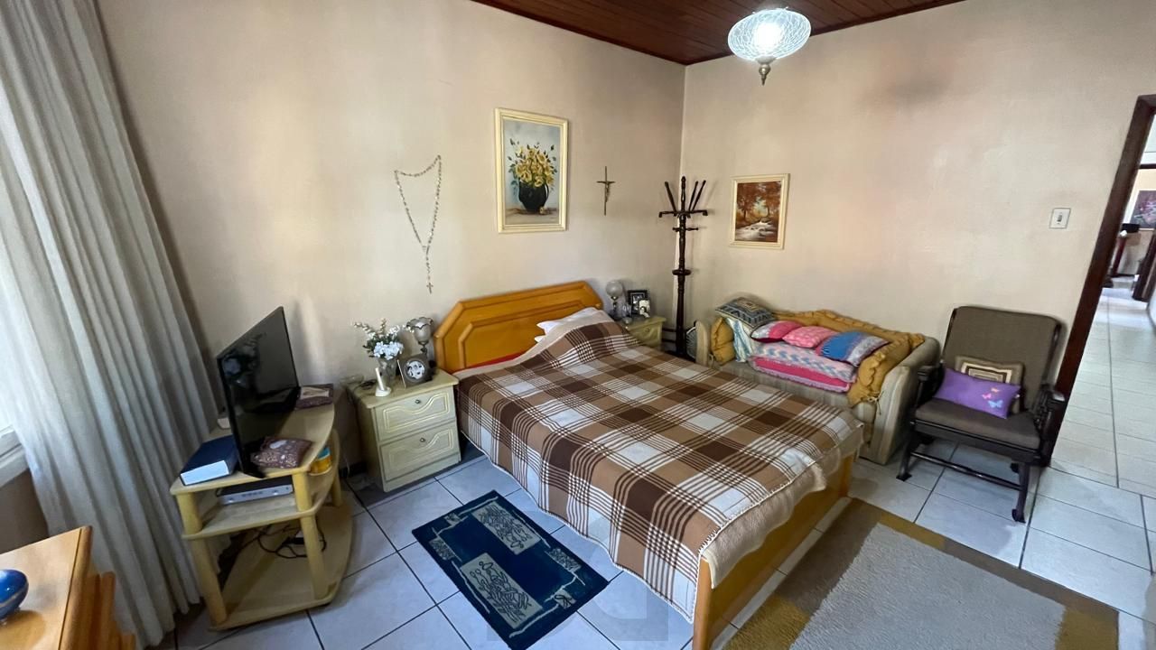 Casa com pátio com 3 dormitórios, 2 banheiros e 4 vagas. — foto 21