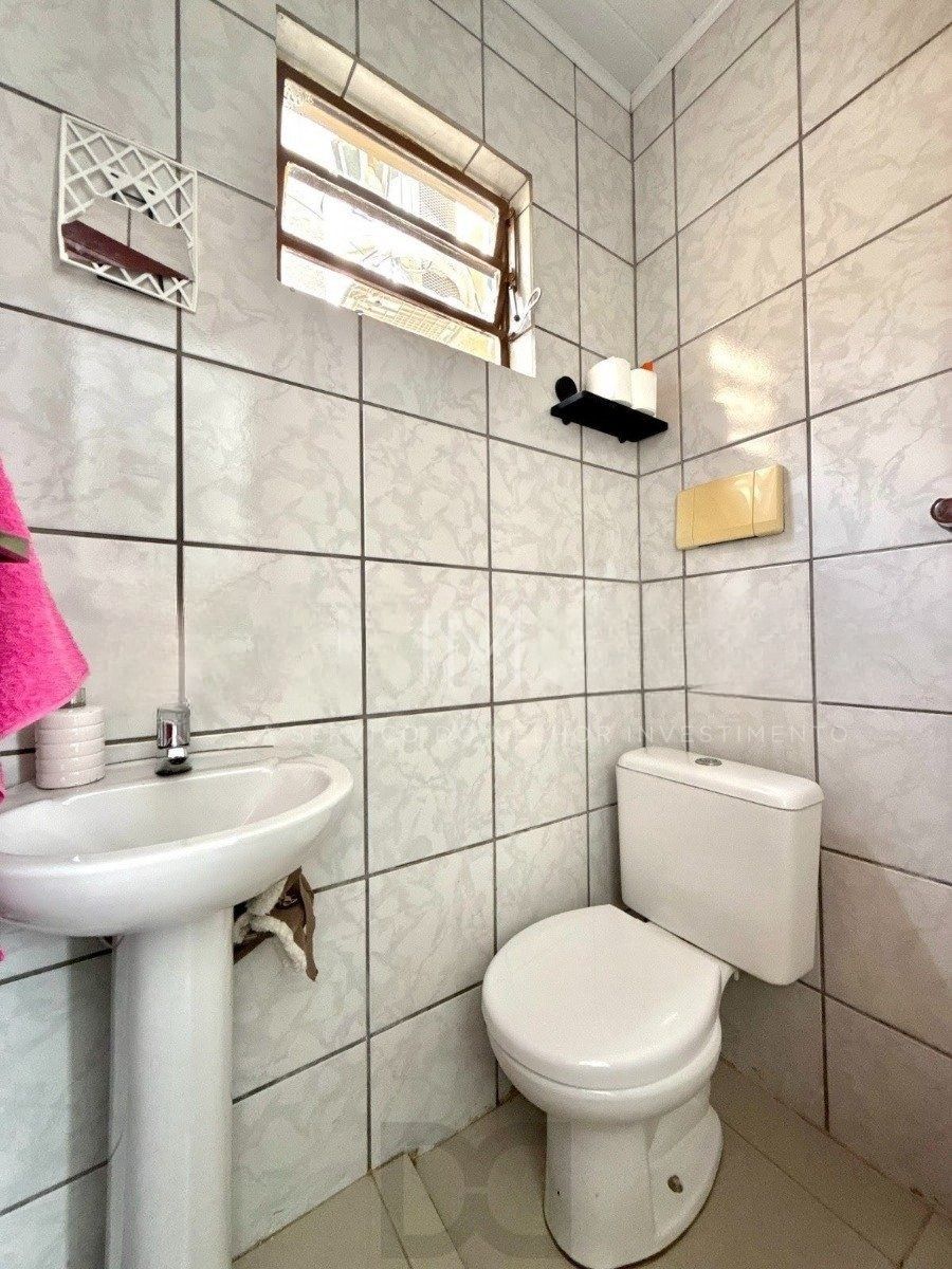 Casa ampla com 4 dormitórios, suíte e área de lazer- Passo da Areia — foto 35