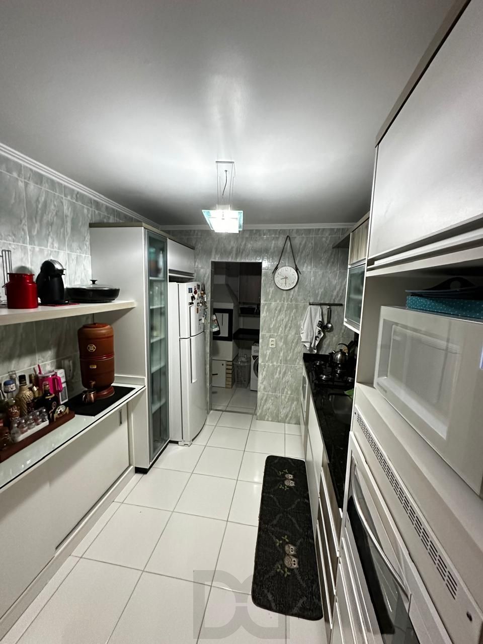 Apartamento 2 Dormitórios com Sacada e Vaga Coberta — foto 2