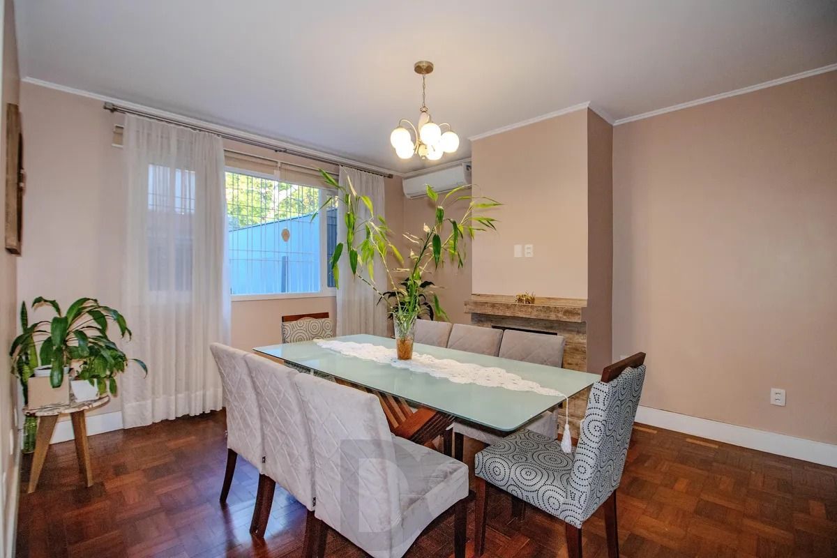 Casa Reformada com 5 Dormitórios e Amplo Pátio — foto 1