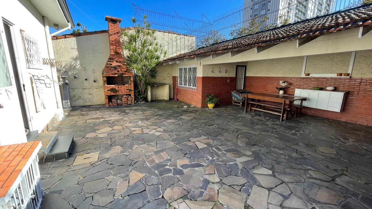 Casa com pátio com 3 dormitórios, 2 banheiros e 4 vagas. — foto 24