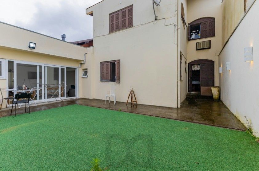 Casa com pátio e churrasqueira em frente à praça – Jardim Sabará — foto 2