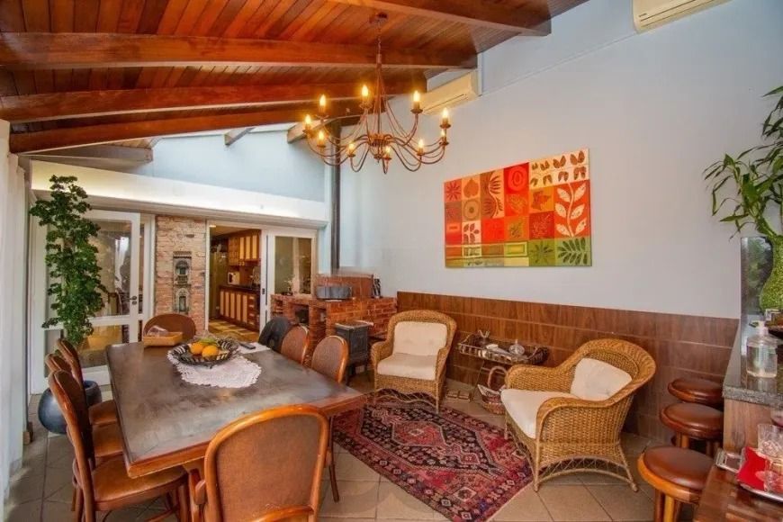 Casa com 3 dormitórios, suíte e amplo pátio com piscina e churrasqueira. — foto 6