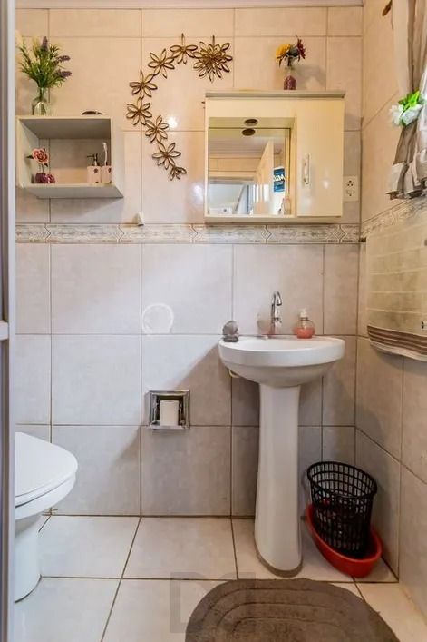 Casa térrea com 3 dormitórios, amplo pátio e 2 vagas de garagem cobertas. — foto 9