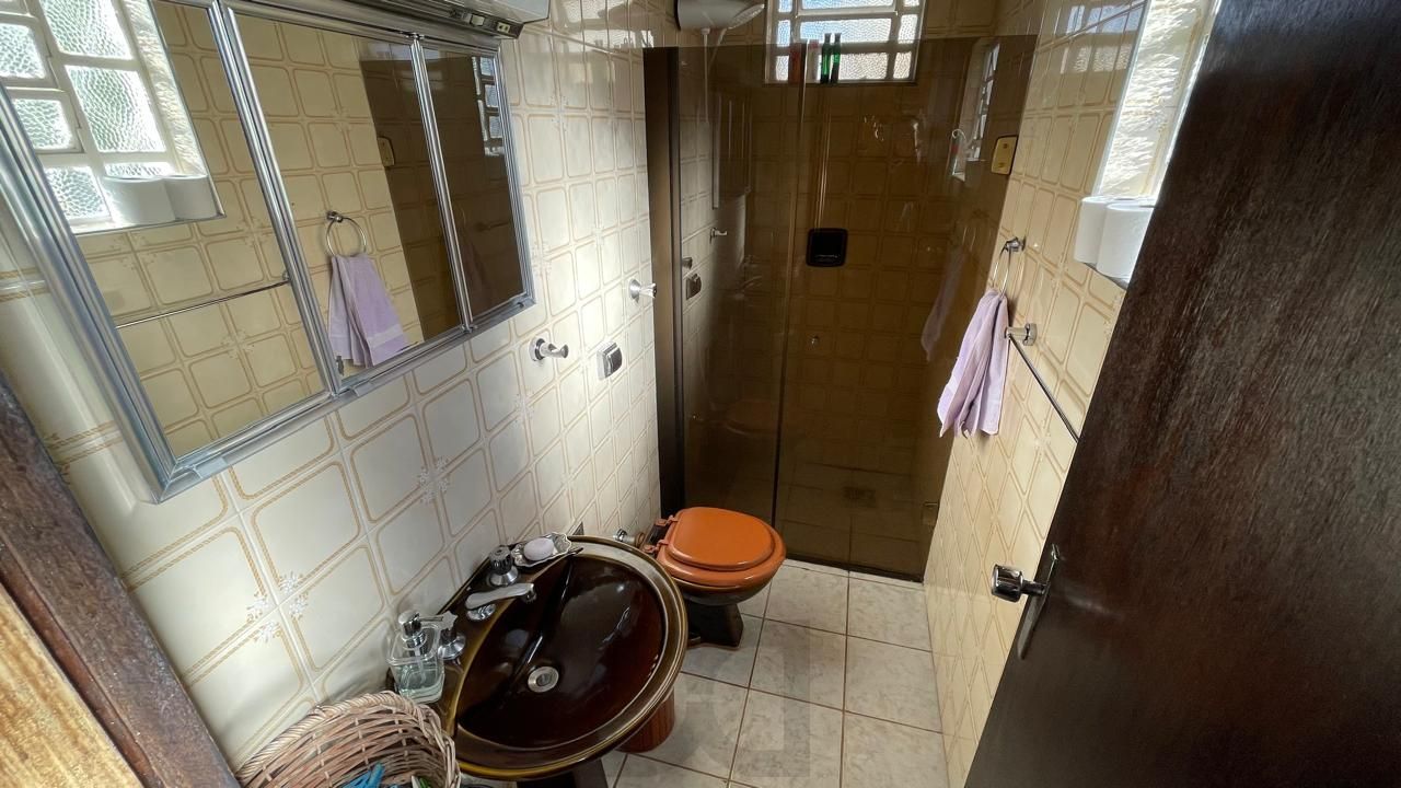 Casa com pátio com 3 dormitórios, 2 banheiros e 4 vagas. — foto 15