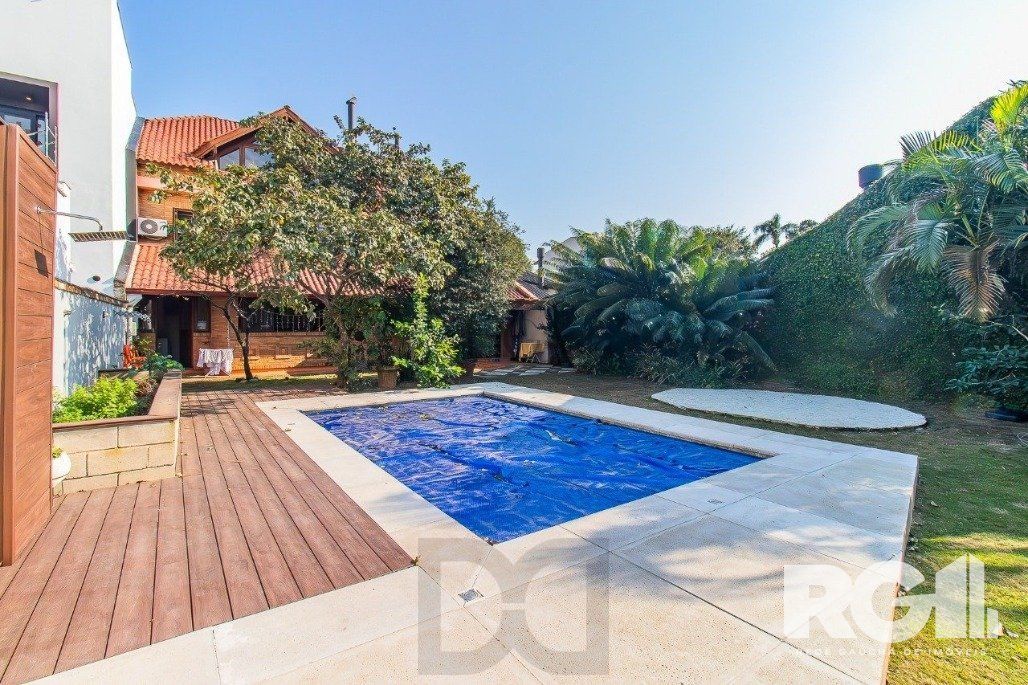 Casa espaçosa com 3 dormitórios, pátio com piscina e 4 vagas — foto 1
