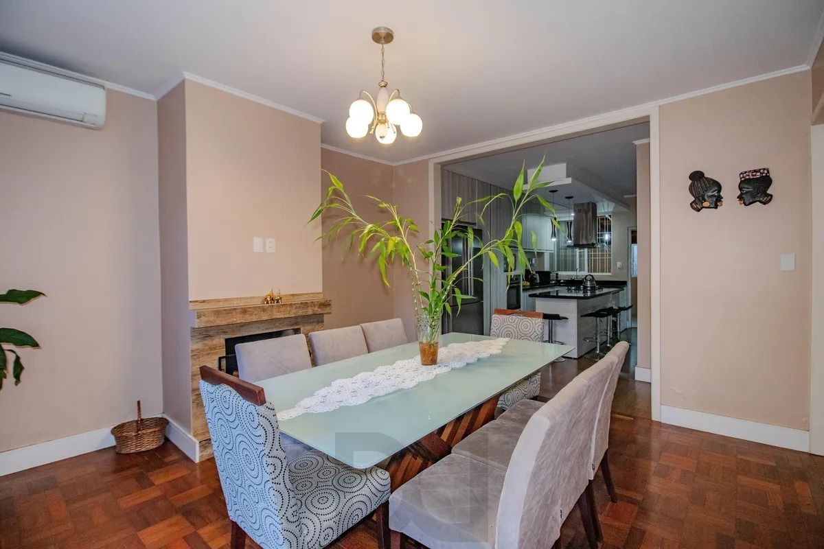 Casa Reformada com 5 Dormitórios e Amplo Pátio — foto 2