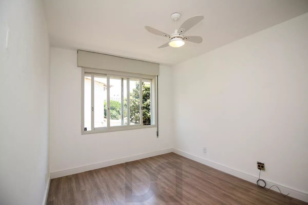 Apartamento com 2 dormitórios, banheiro auxiliar e 2 vagas cobertas. — foto 2