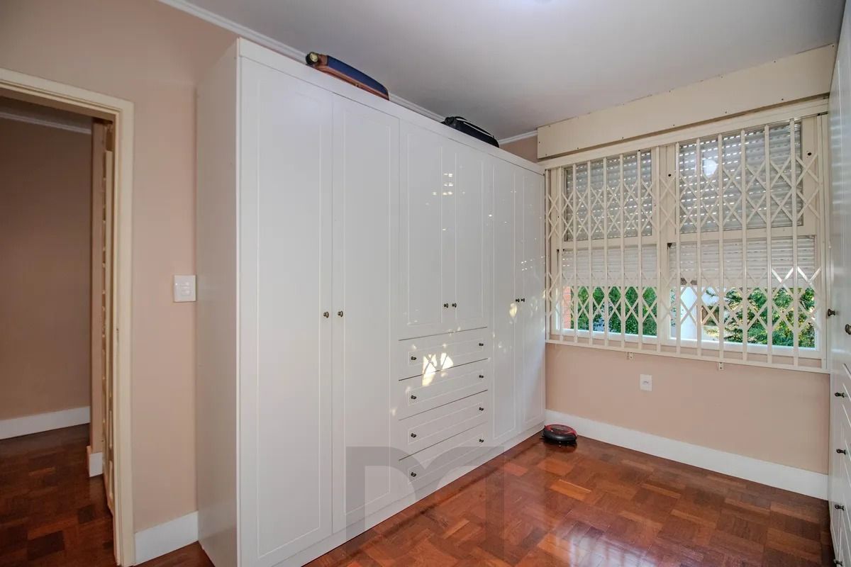 Casa Reformada com 5 Dormitórios e Amplo Pátio — foto 24