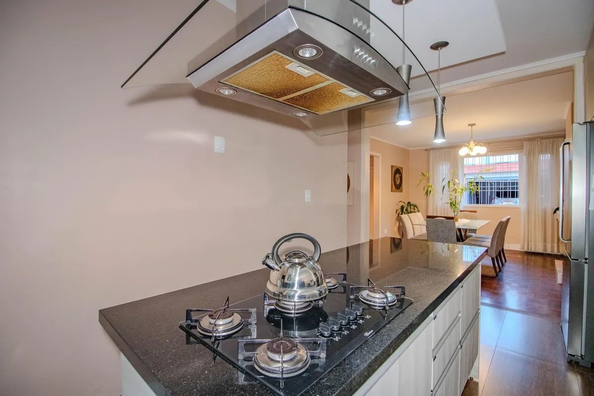 Casa Reformada com 5 Dormitórios e Amplo Pátio — foto 6