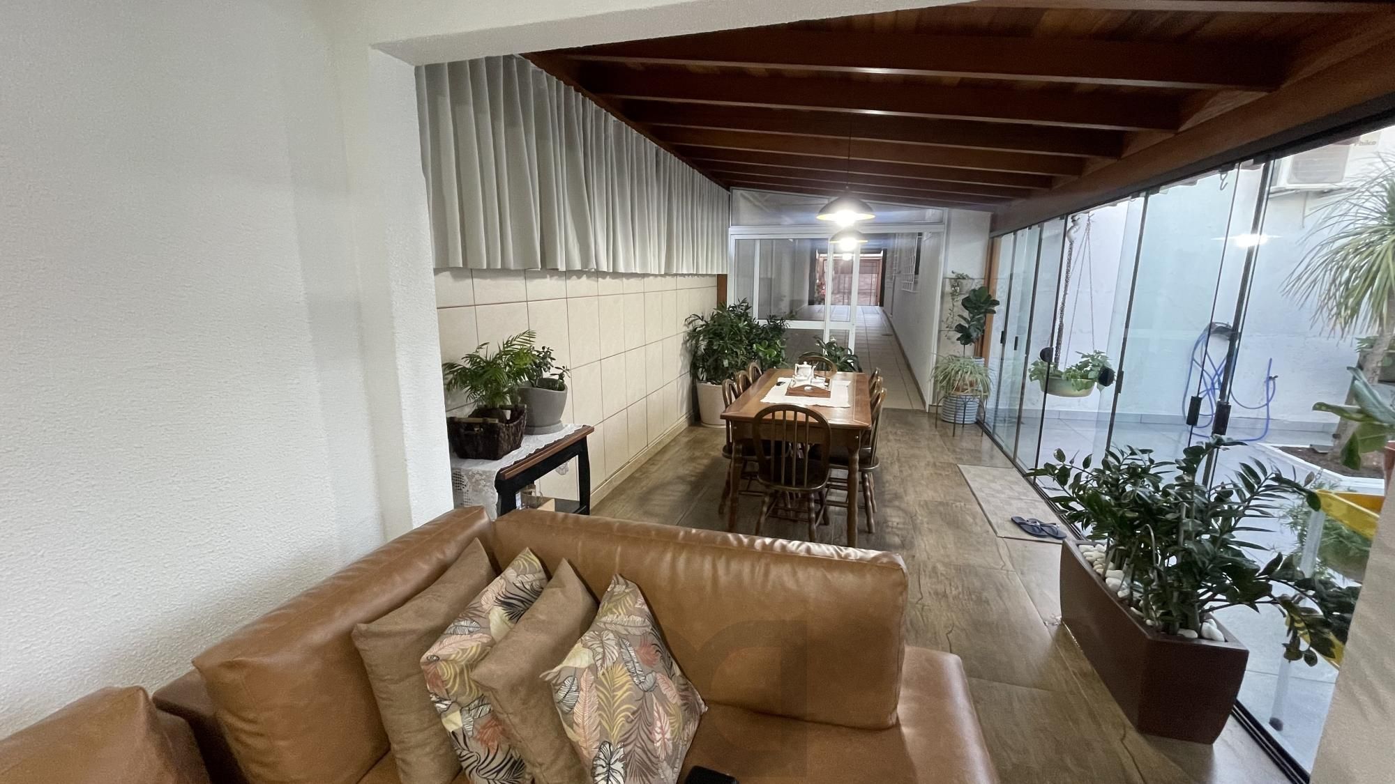 Casa com 3 dormitórios, suíte, churrasqueira, espaço gourmet e amplo pátio. — foto 7