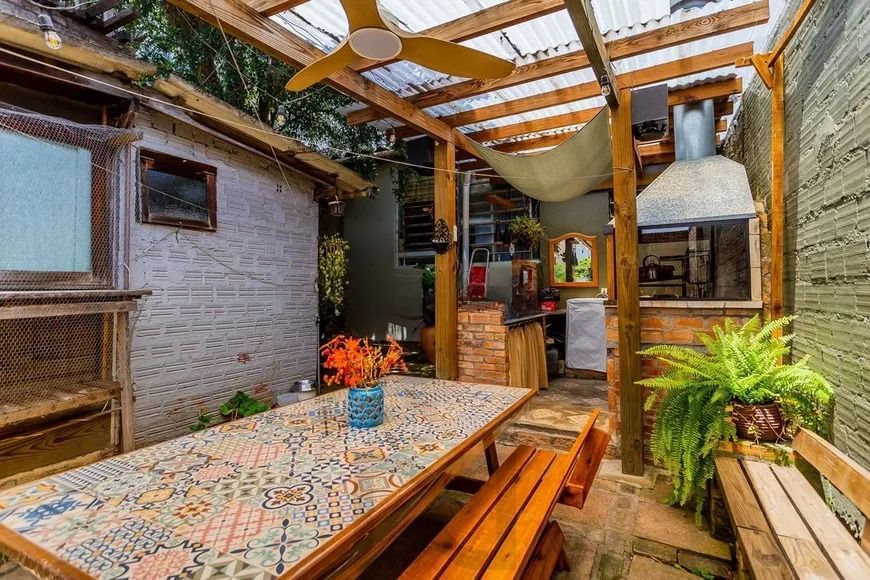 Casa térrea com 3 dormitórios, amplo pátio e 2 vagas de garagem cobertas. — foto 14