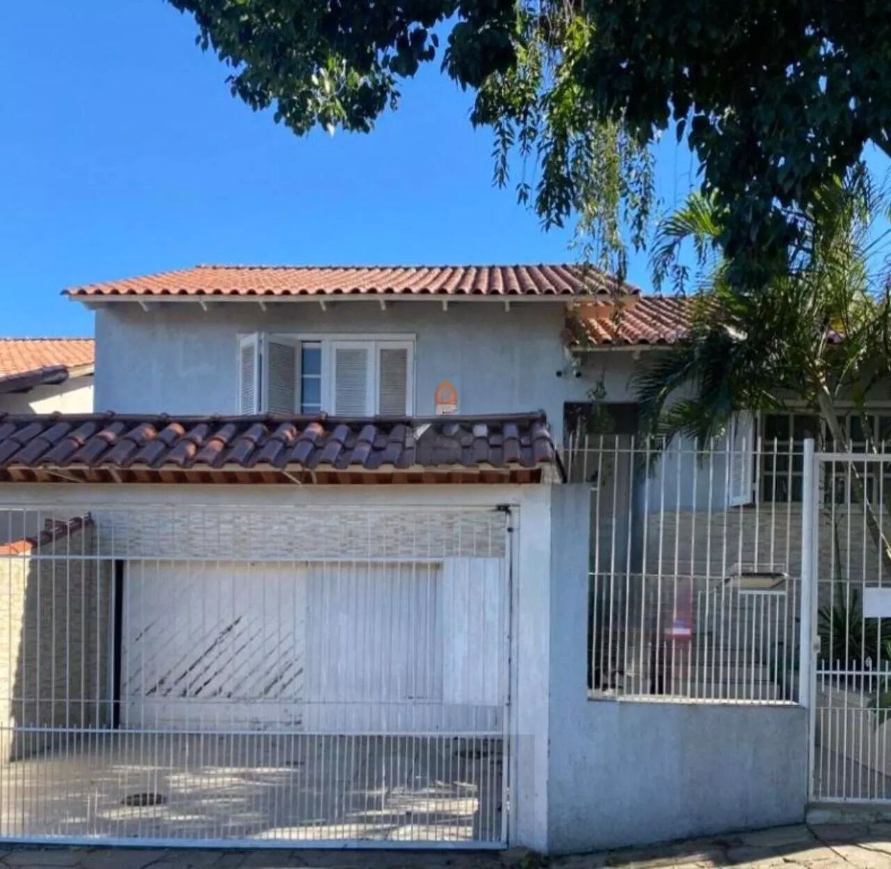 Casa com Duas Residências e Pátio Amplo no Bairro Tranquilo — foto 1
