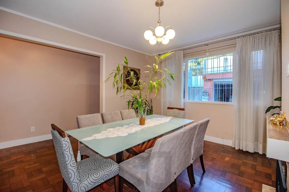 Casa Reformada com 5 Dormitórios e Amplo Pátio — foto 4