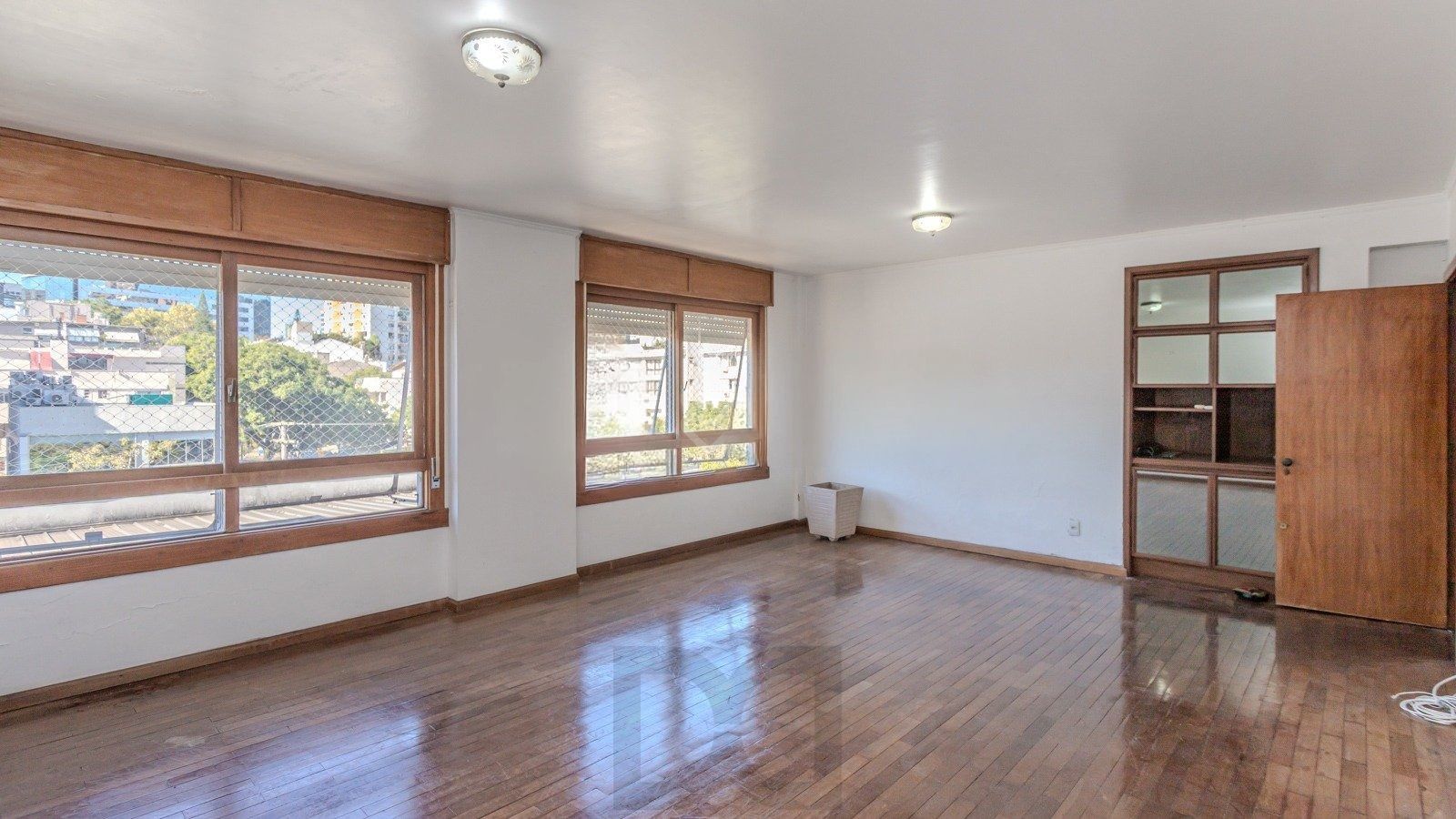 Apartamento semimobiliado de 140 m² privativos no bairro Mont'Serrat — foto 1
