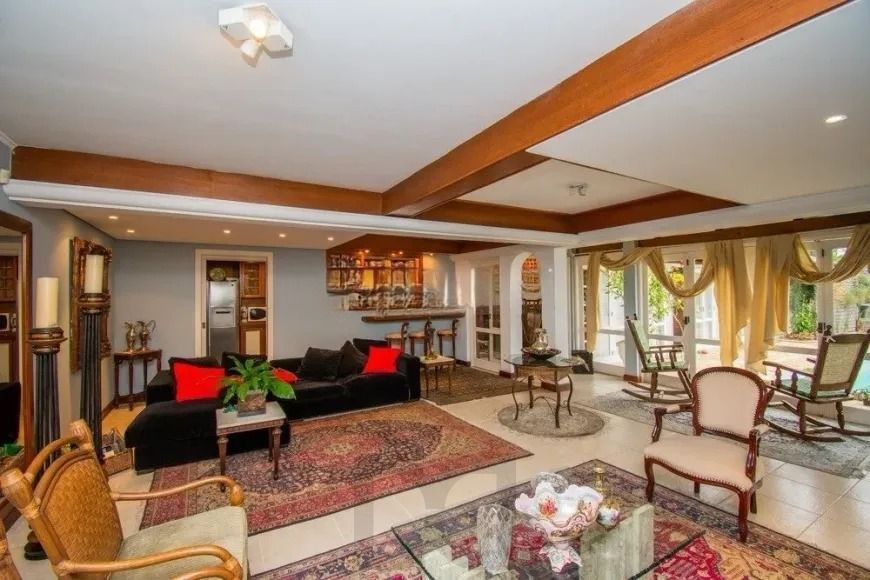 Casa com 3 dormitórios, suíte e amplo pátio com piscina e churrasqueira. — foto 13