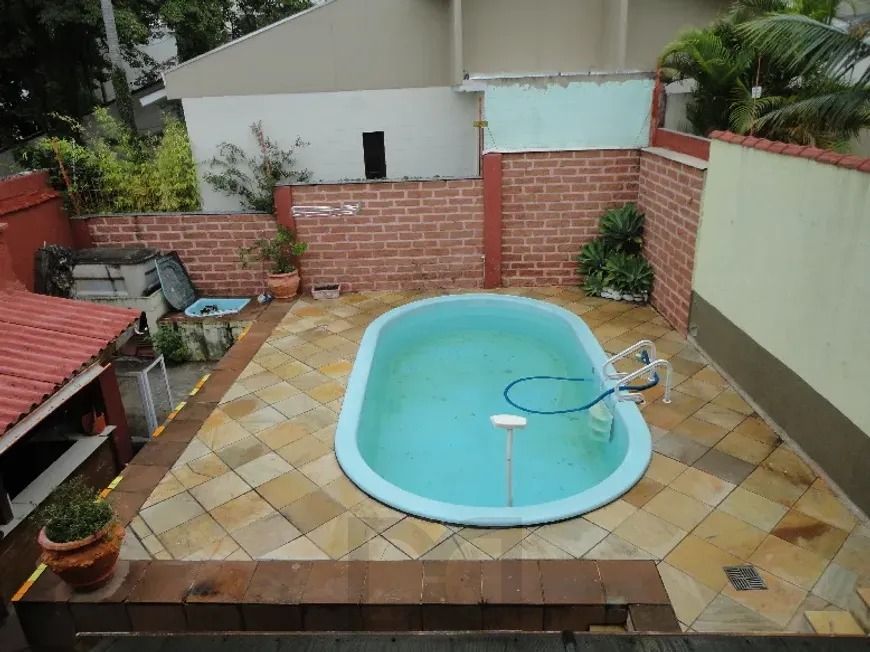 Casa com três dormitórios, suíte, piscina e 3 vagas. — foto 1