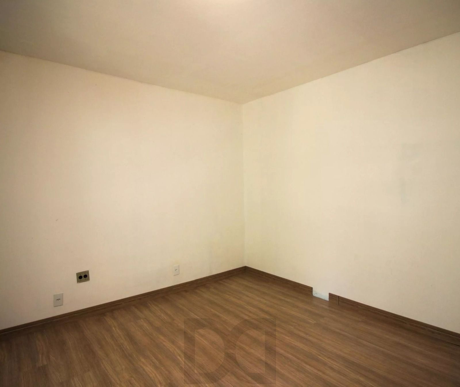 Apartamento com 2 dormitórios, banheiro auxiliar e 2 vagas cobertas. — foto 12