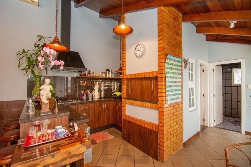 Casa com 3 dormitórios, suíte e amplo pátio com piscina e churrasqueira. — foto 5
