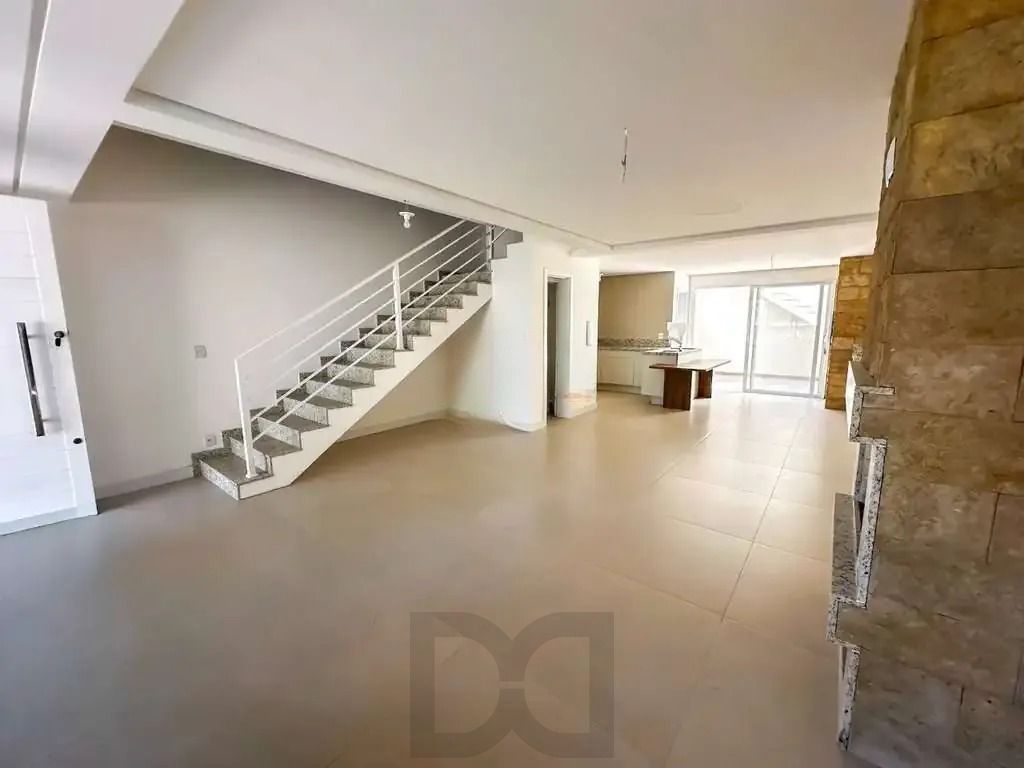 Casa com 3 dormitórios, suíte, churrasqueira, lareira e 2 vagas de garagem. — foto 5