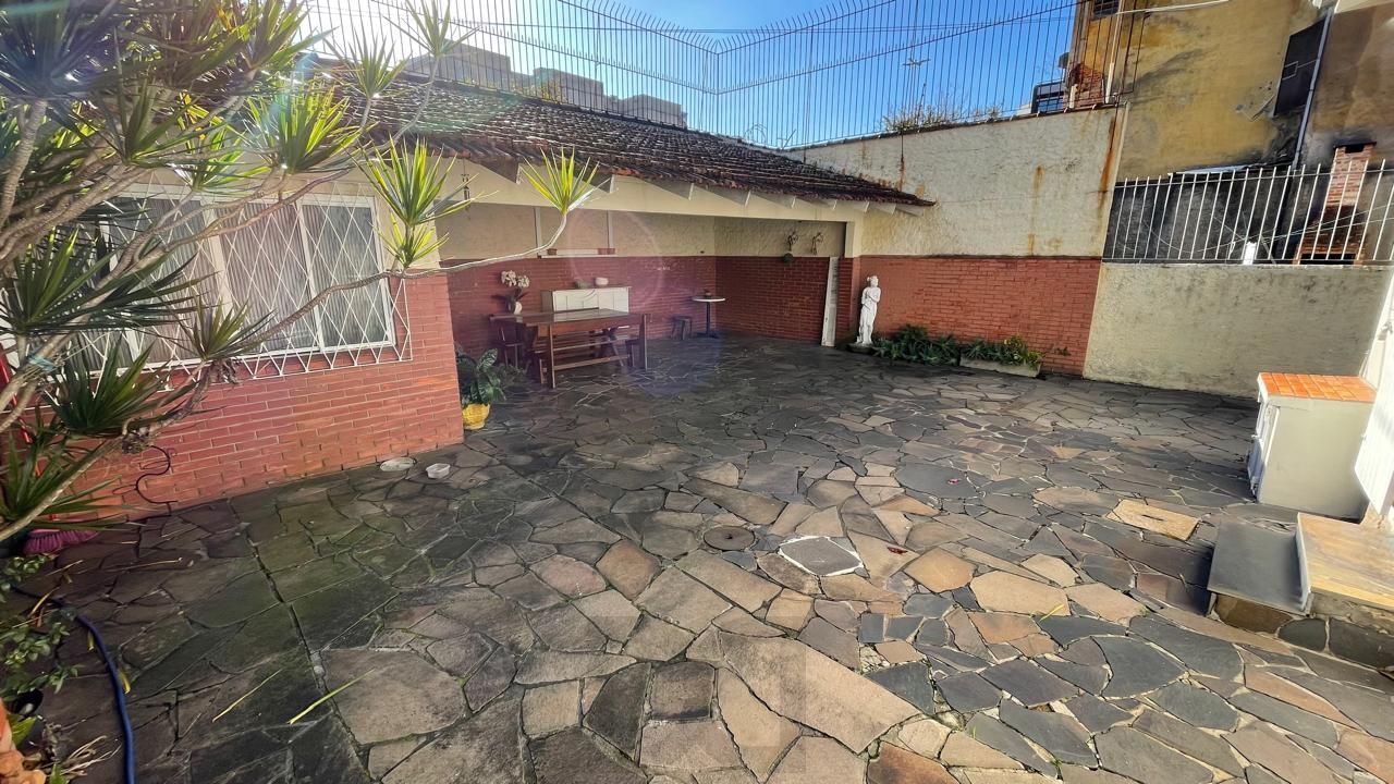 Casa com pátio com 3 dormitórios, 2 banheiros e 4 vagas. — foto 22