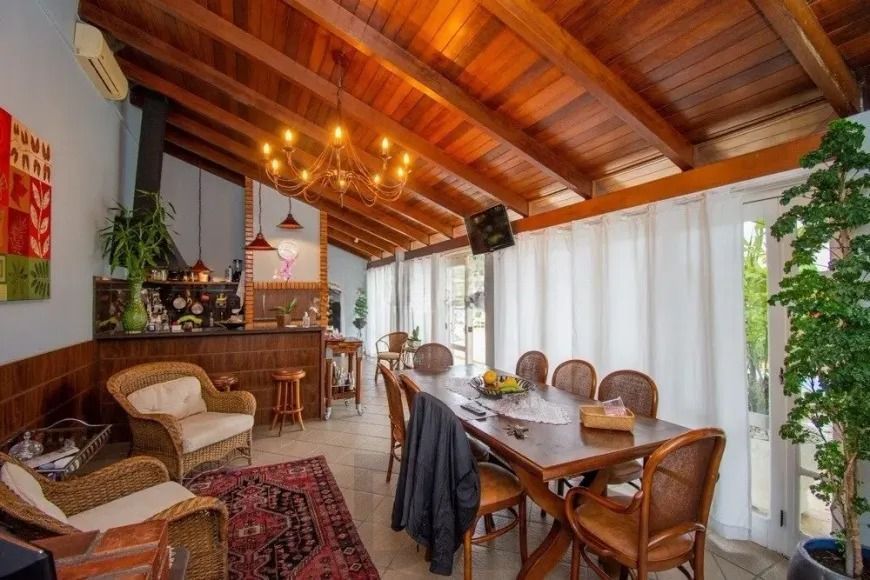 Casa com 3 dormitórios, suíte e amplo pátio com piscina e churrasqueira. — foto 7
