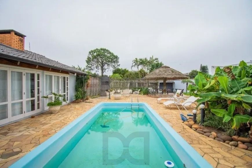 Casa com 3 dormitórios, suíte e amplo pátio com piscina e churrasqueira. — foto 2