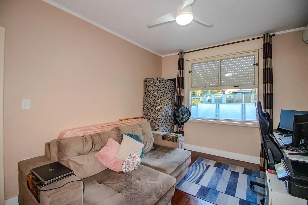Casa Reformada com 5 Dormitórios e Amplo Pátio — foto 27