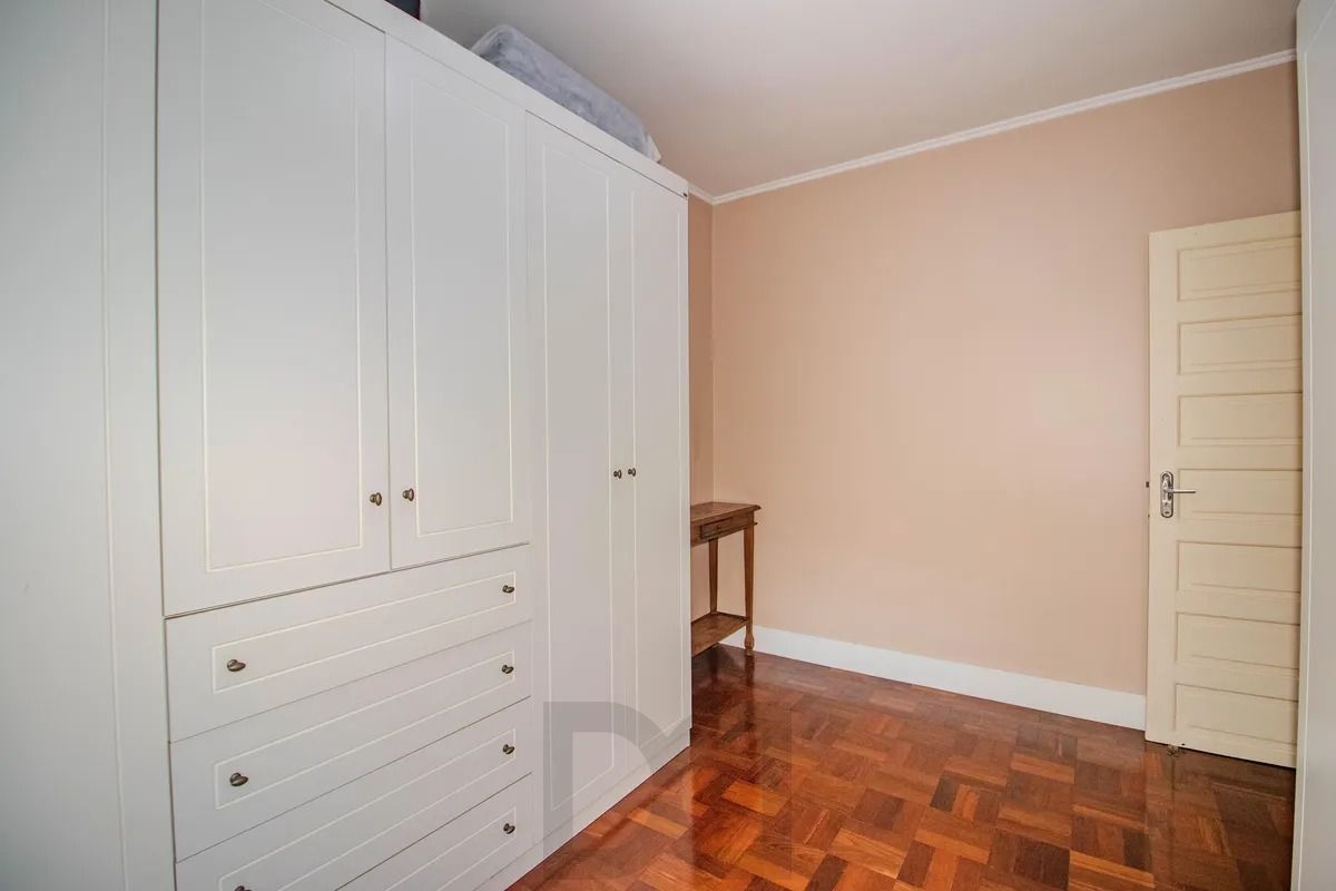 Casa Reformada com 5 Dormitórios e Amplo Pátio — foto 25