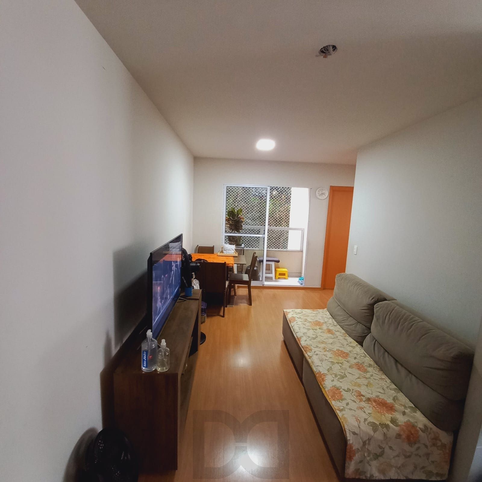 Apartamento 2 Dormitórios, sacada com churrasquieira, 1 vaga  Portaria 24h — foto 1