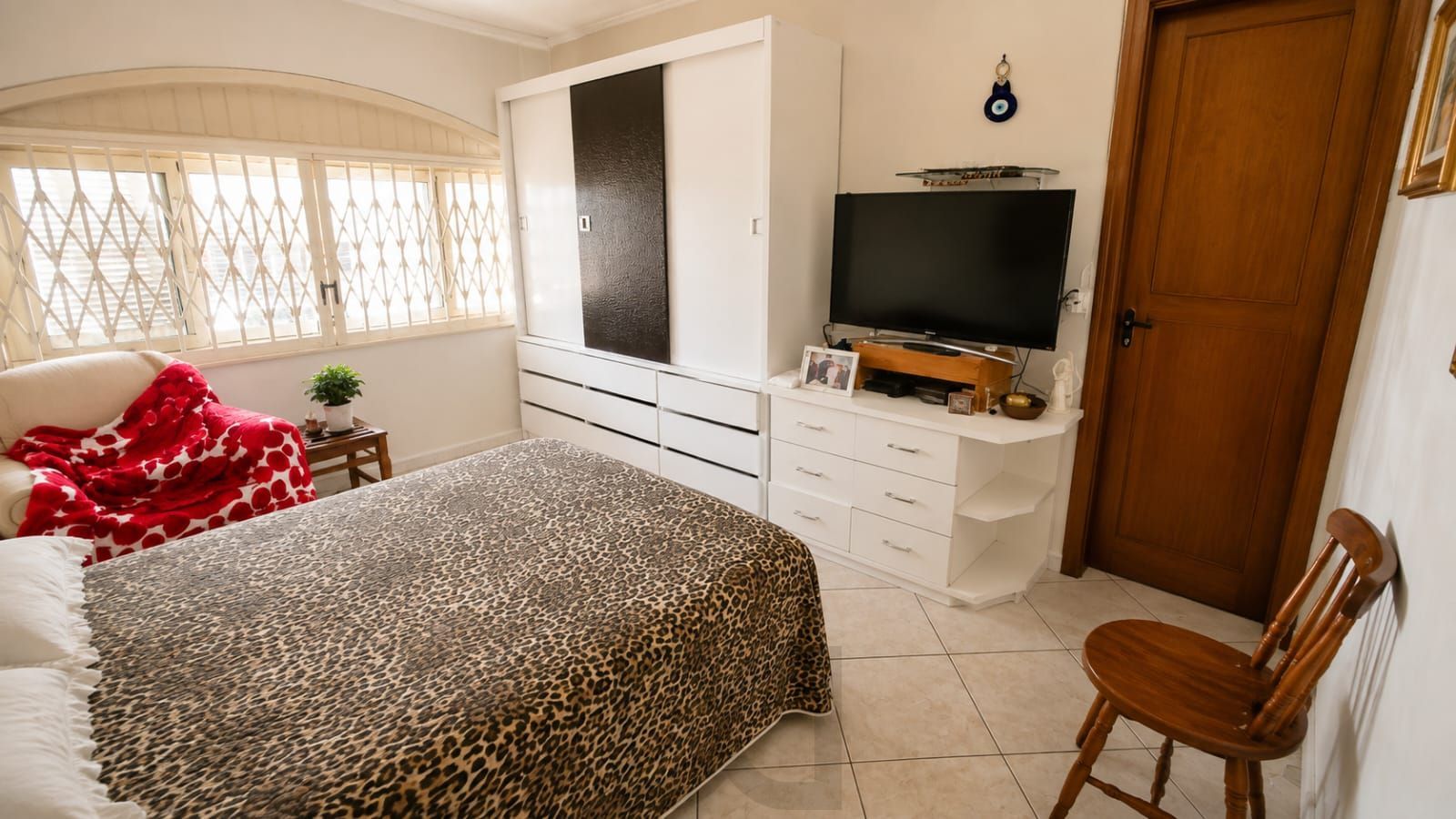 Casa com 3 dormitórios, amplo pátio e lareira — foto 4