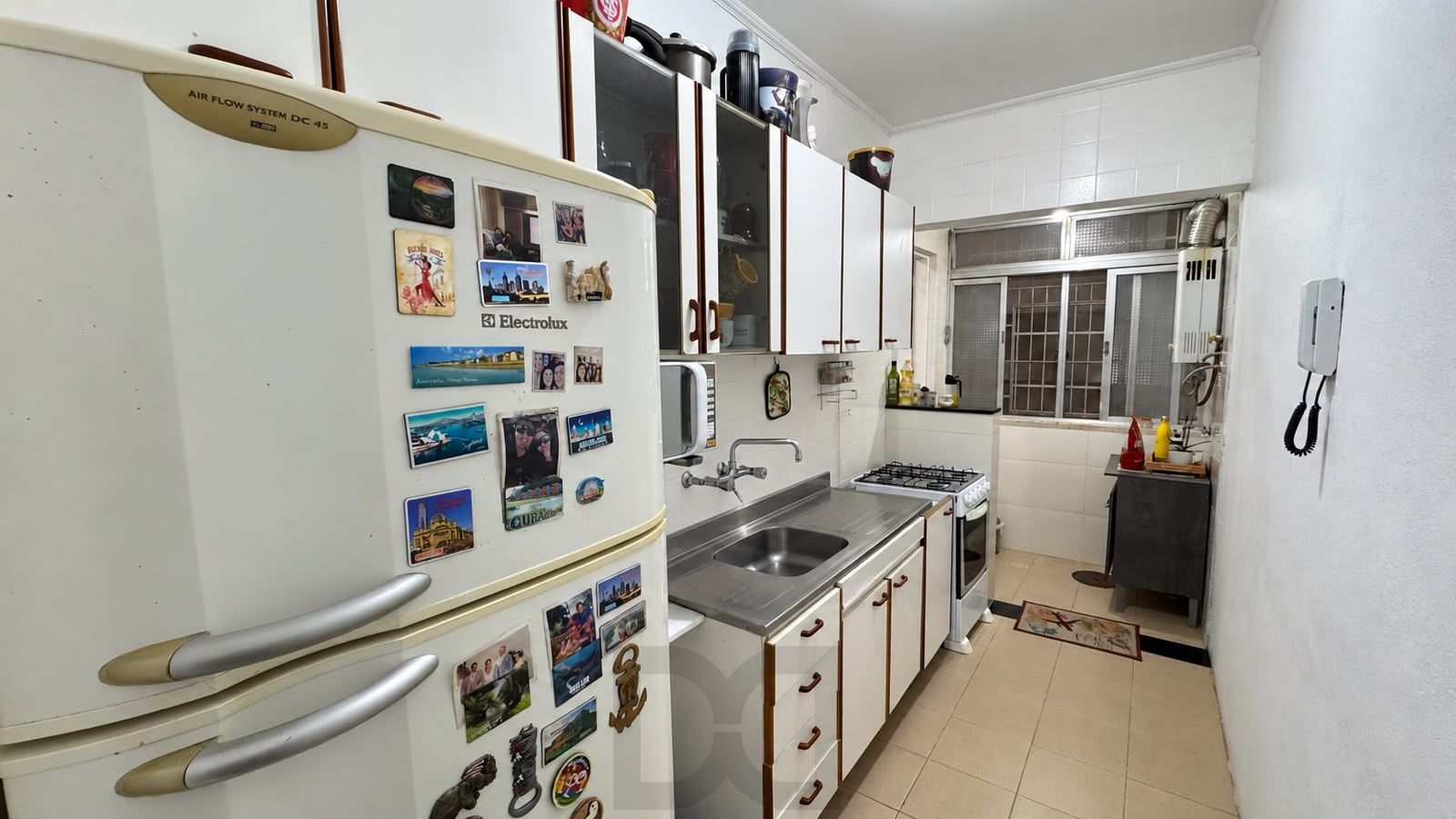 Apartamento de 70m² com 2 dormitórios, garagem coberta, com ótima localização. — foto 2