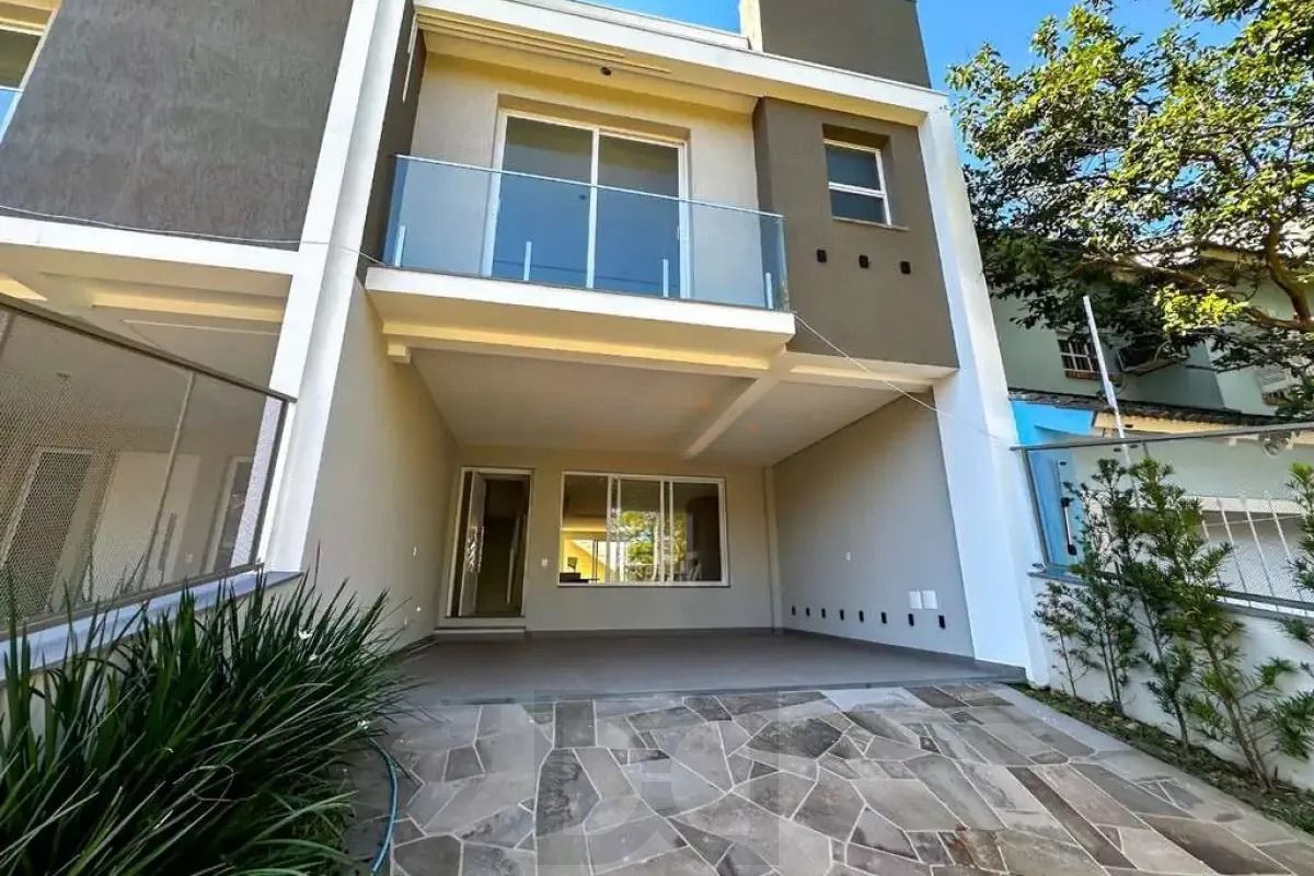 Casa com 3 dormitórios, suíte, churrasqueira, lareira e 2 vagas de garagem. — foto 1