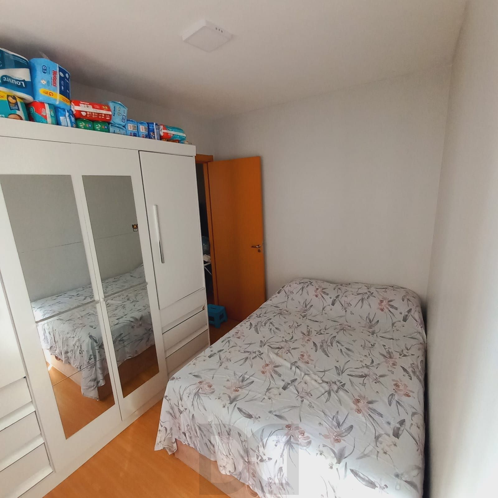 Apartamento 2 Dormitórios, sacada com churrasquieira, 1 vaga  Portaria 24h — foto 9