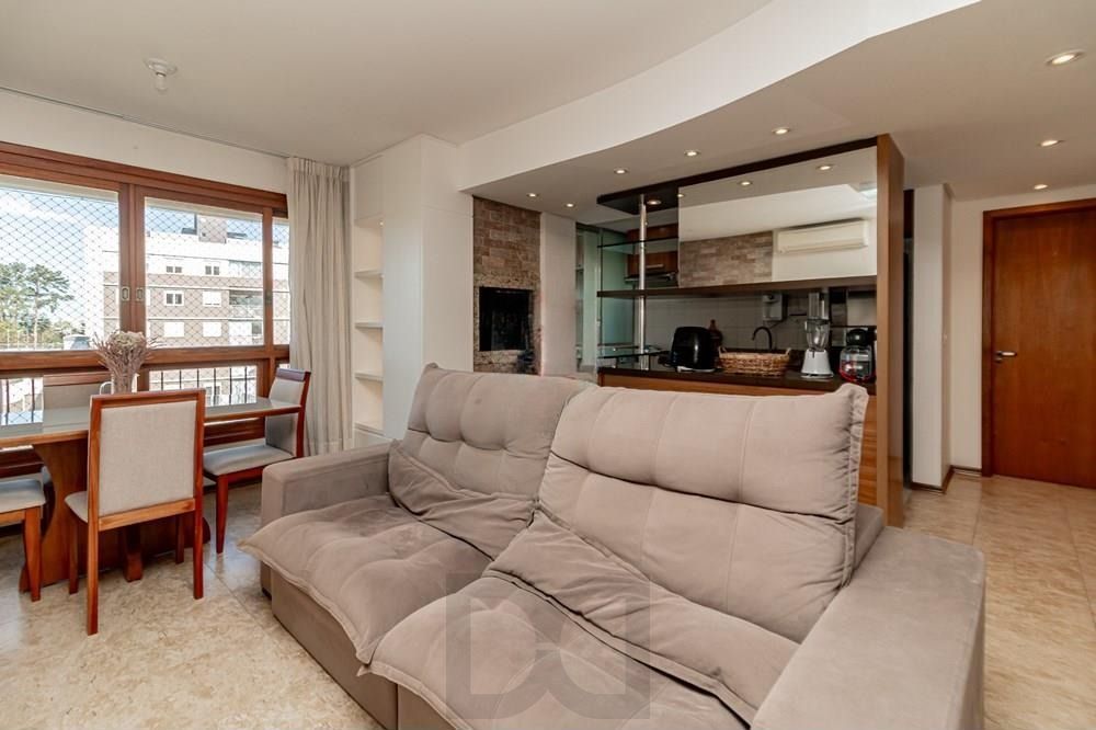 Apartamento com 3 dormitórios (sendo 1 suíte), 2 banheiros, lareira, churrasqueira e 2 vagas de garagem. — foto 2