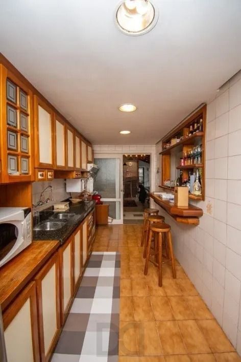 Casa com 3 dormitórios, suíte e amplo pátio com piscina e churrasqueira. — foto 16